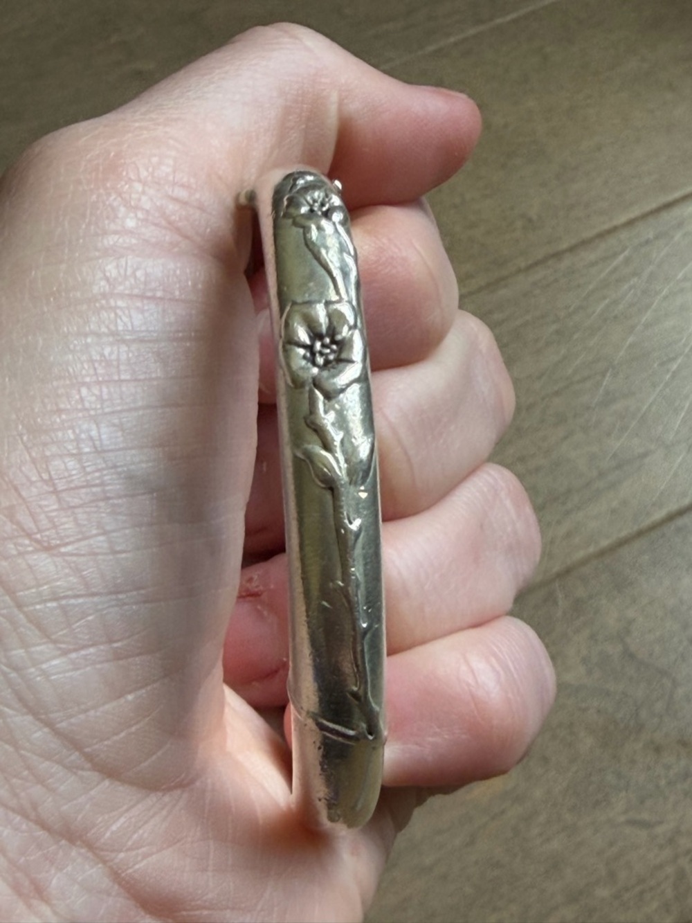 Vintage Tiffany & Co. Silver Floral Relief Bangle Bracelet size 6.5 - Picture 5 of 7